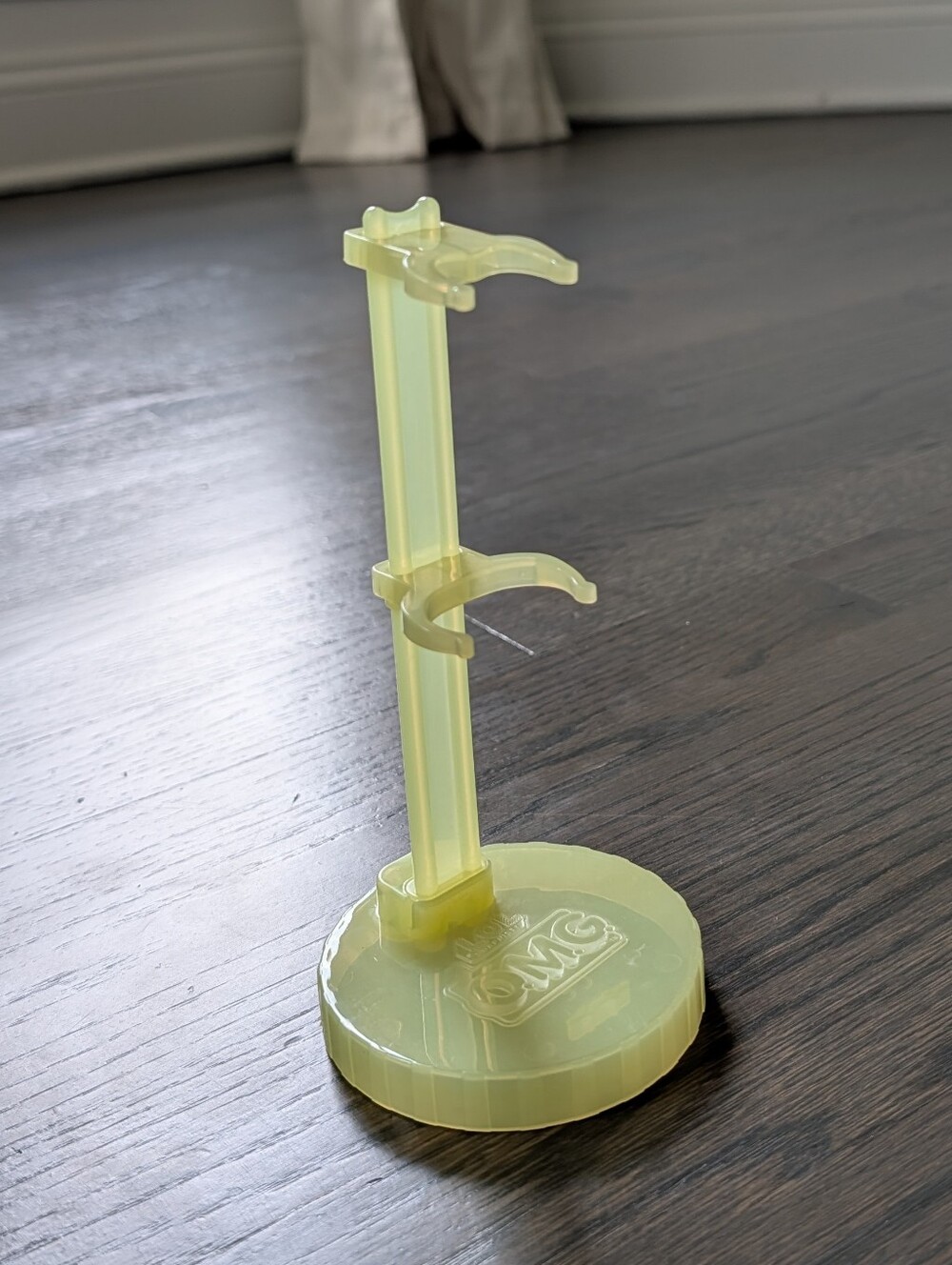 Official L.O.L. Surprise! O.M.G. Doll Display Stand (Translucent Yellow)